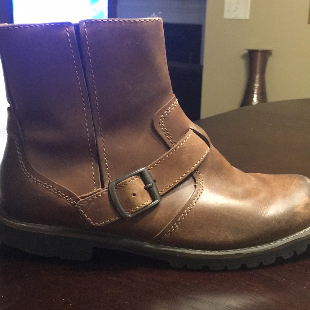 Shoe - Picture 2 of 3